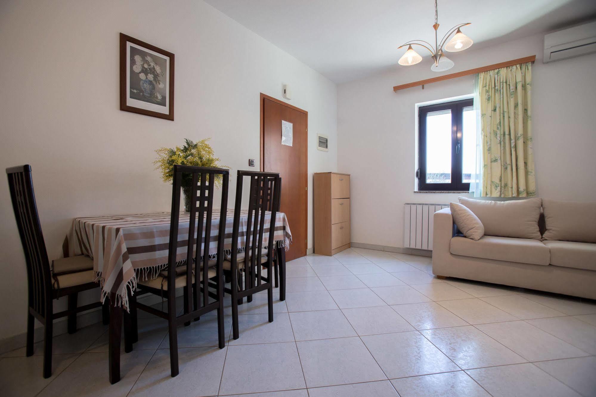 Apartments Villa Mara โรวีน ภายนอก รูปภาพ